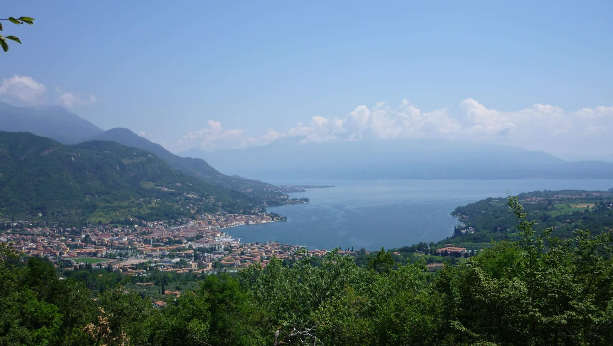 Vista panoramica Lago di Garda da Roè Volciano vicino Salò
