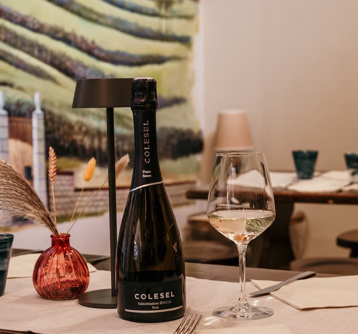 Bottiglie di vino della cantina dell'Osteria Dai Bagaj